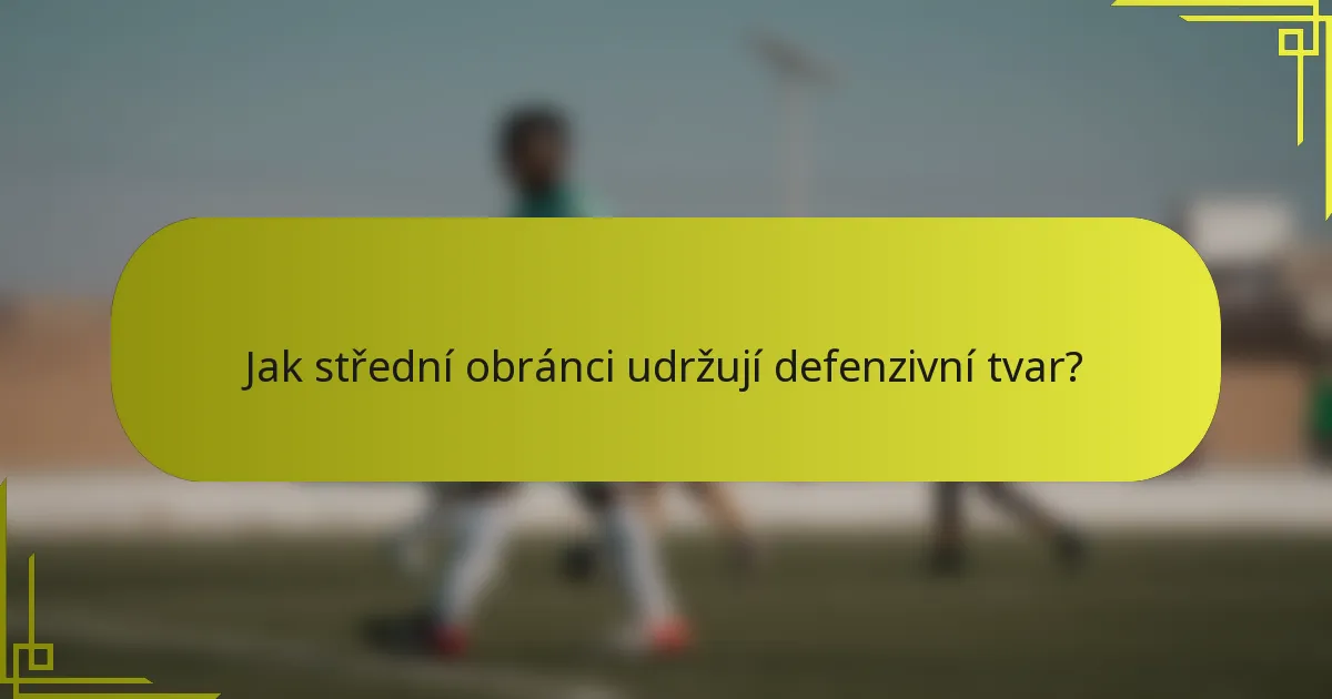 Jak střední obránci udržují defenzivní tvar?
